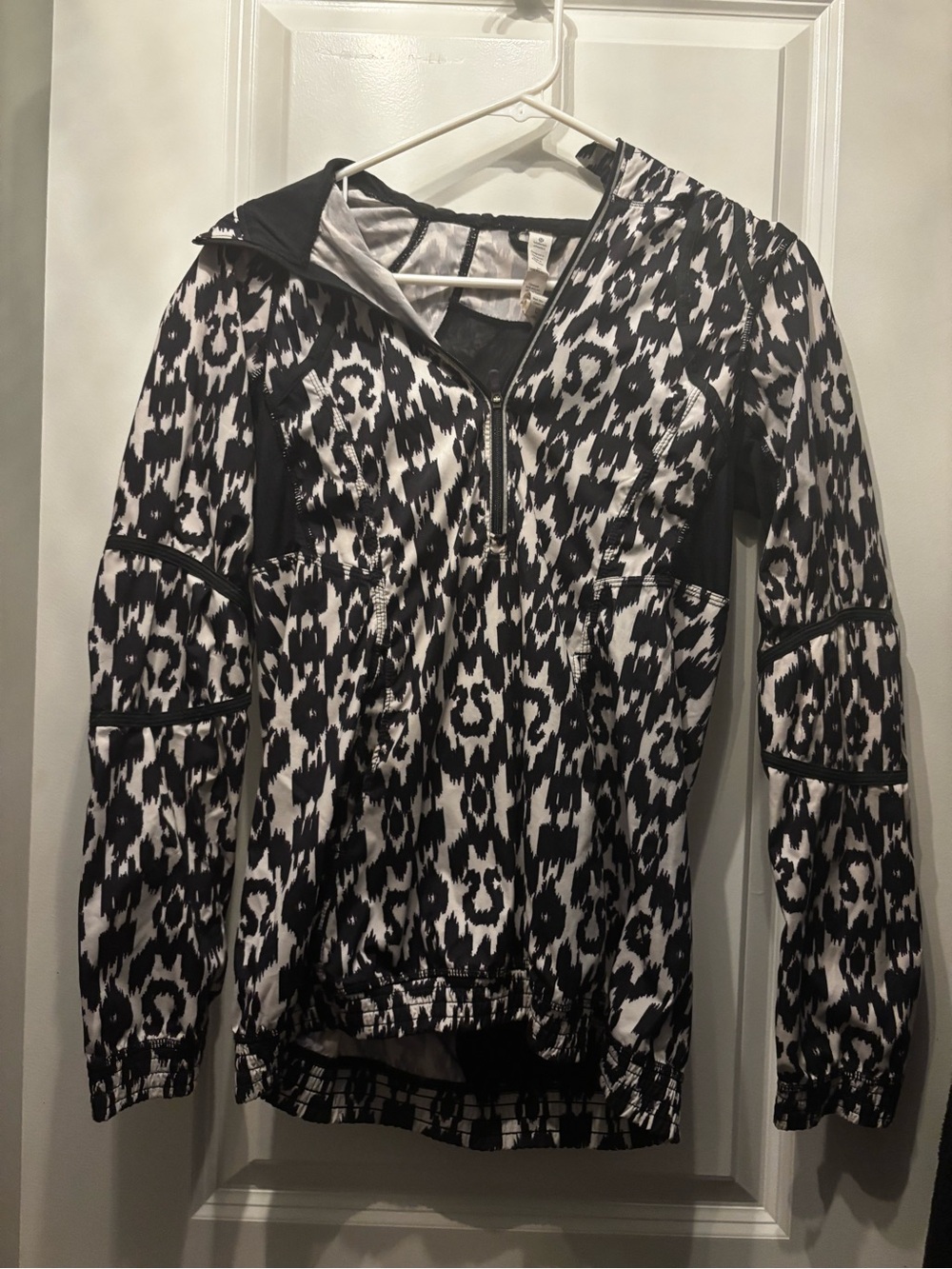 Lululemon purple & White Printed 1/4 Zip Front Women's Rain Jacket size 4/ Small